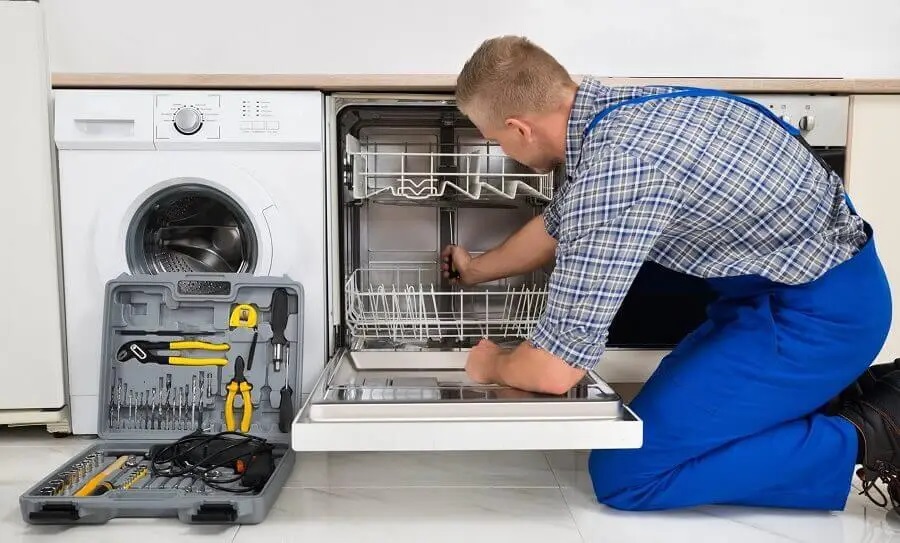 Keçiören Siemens servisi teknisyen ekibi beyaz eşya tamiri yaparken